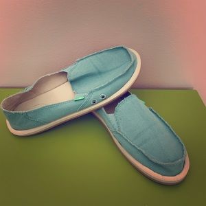 Brand New, Never Worn Sanuk (turquoise) size 8